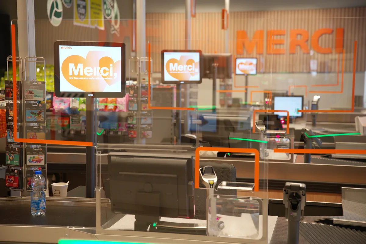 Die bedienten Kassen in der Migros Egg sind zu sehen.